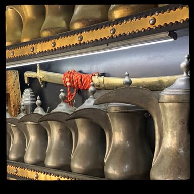 الدلة حارسة المجالس